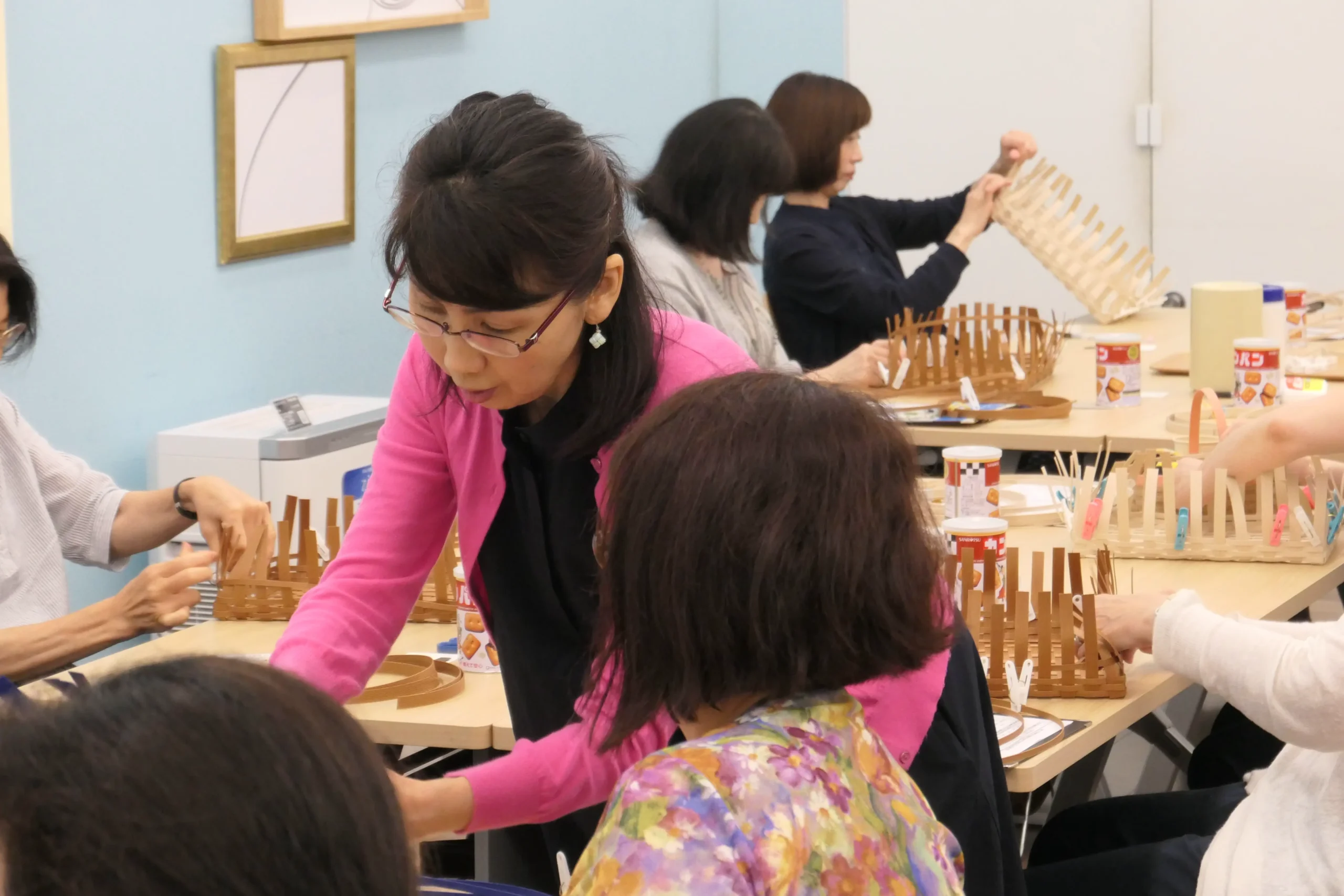 企業での紙バンド講座で村上秀美が教える様子